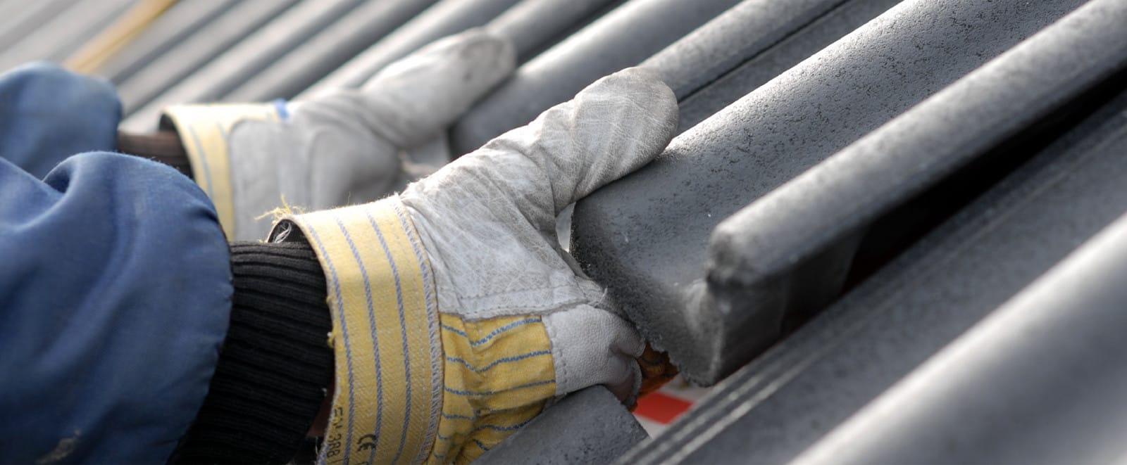 Modern bedrijfsgebouw met strakke grijsblauwe vezelcement gevelbekleding