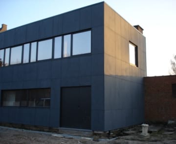 Werfbeeld met stapels gele glaswol isolatieplaten