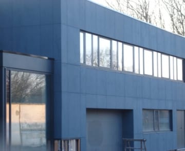 Grote bakstenen villa met een nieuw blauwgrijs leiendak, een realisatie van ADW Messiaen